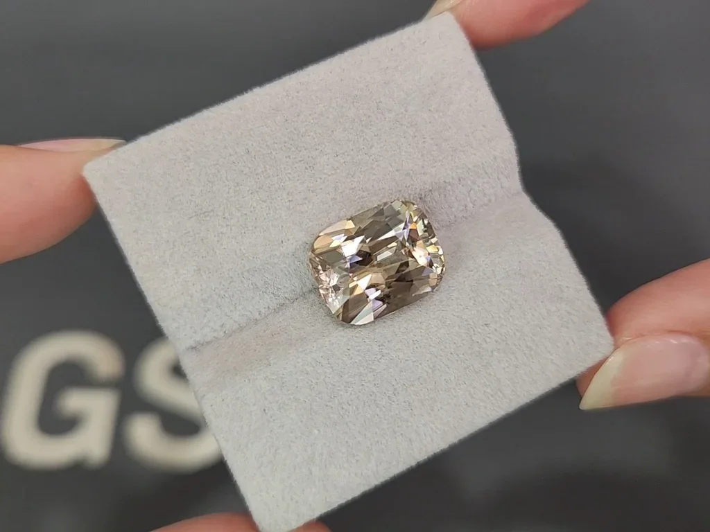 De circón marrón de talla cojín 10.30 carats, Tanzania Image №4