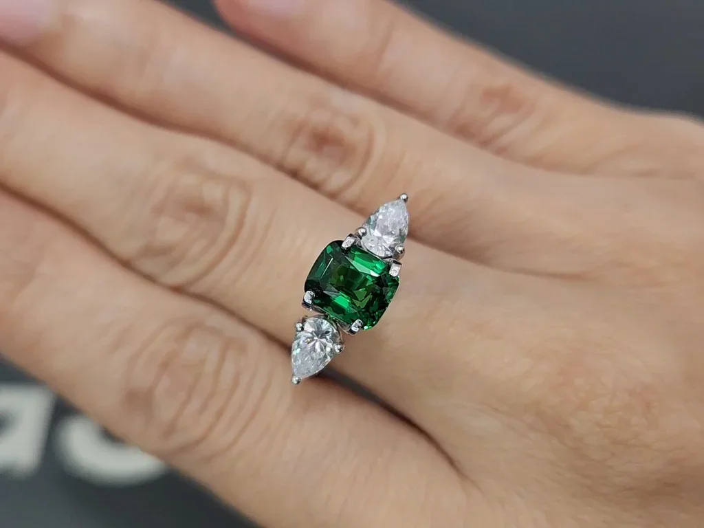 Tsavorite garnet Vivid Green cushion cut 2.01 carats, Tanzania  Image №5