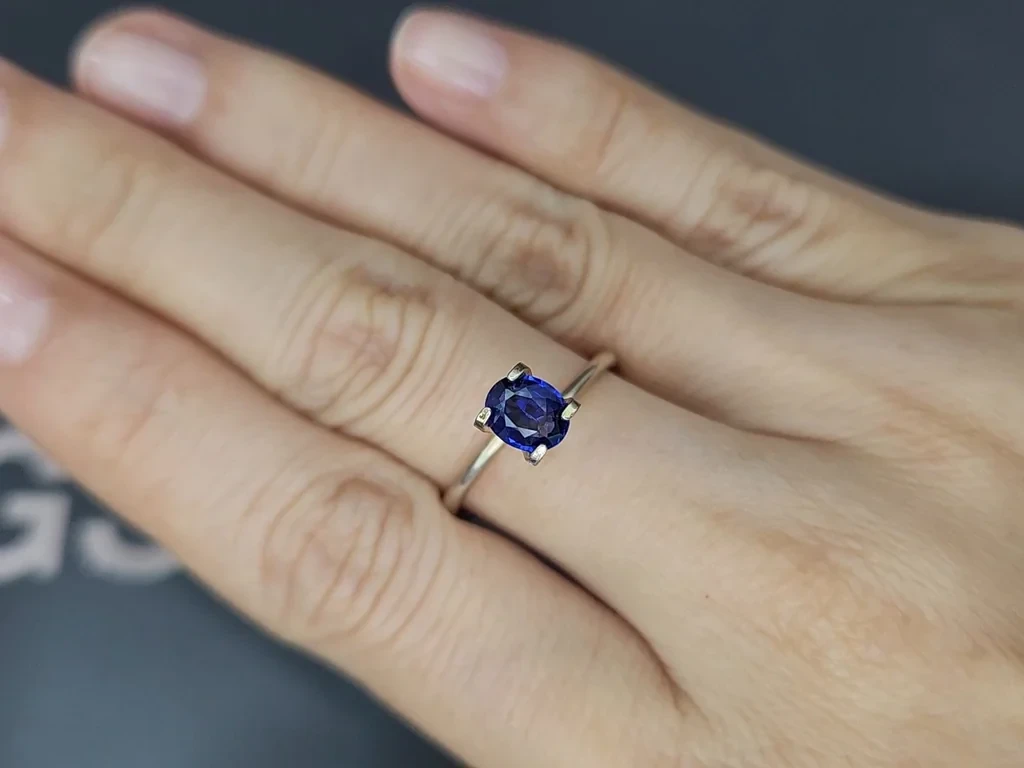 Sapphire Royal Blue oval cut 0.82 carats, Sri Lanka  Image №5