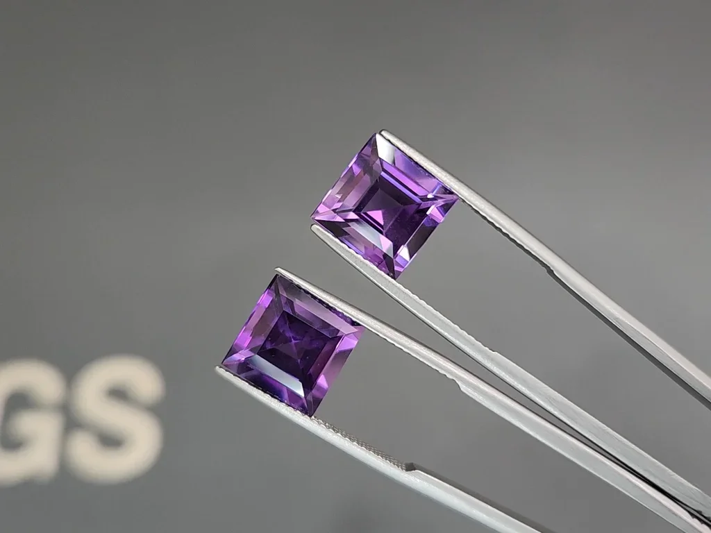 Pair of intense violet amethysts in square shape 8.91 carats Image №3