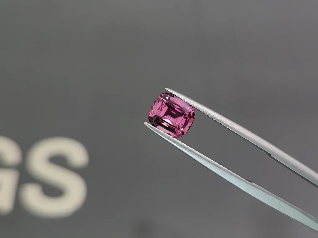 Granate rodolita de talla cojín 2,09 carats, de Tanzania Image №3