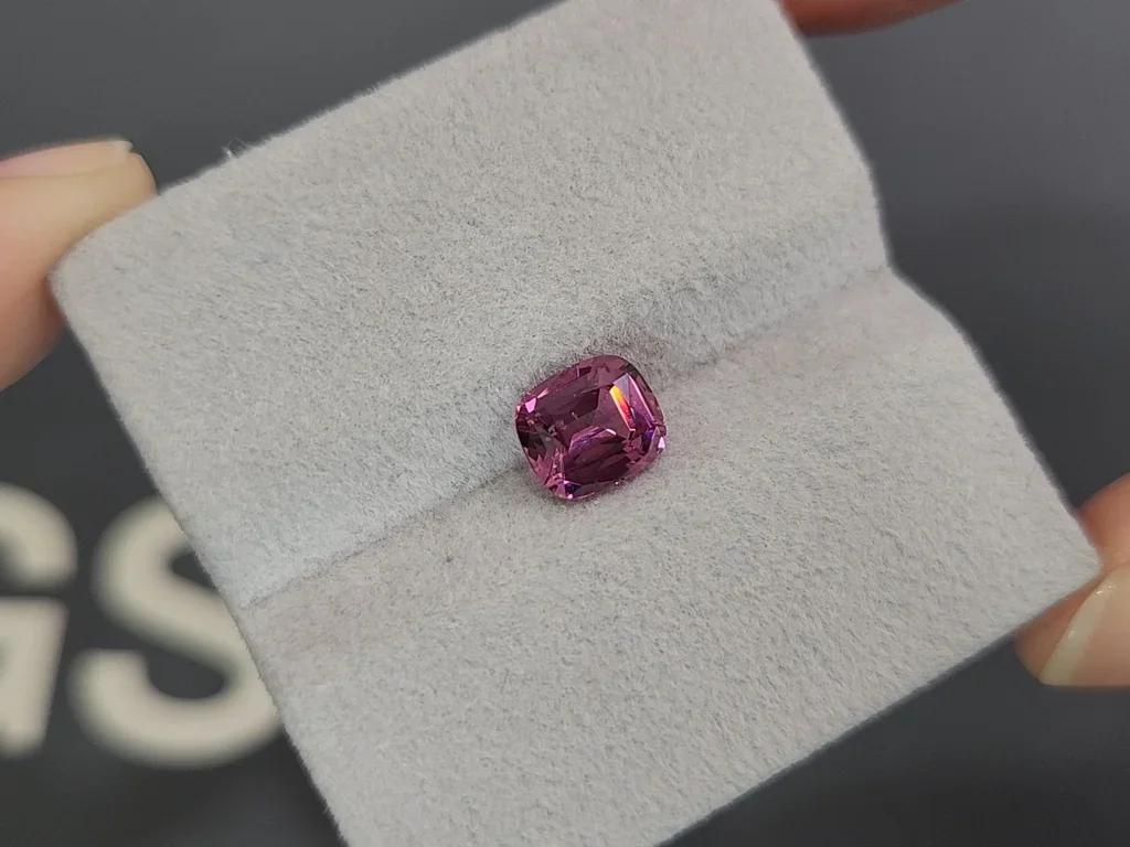 Granate rodolita de talla cojín 2,09 carats, de Tanzania Image №4
