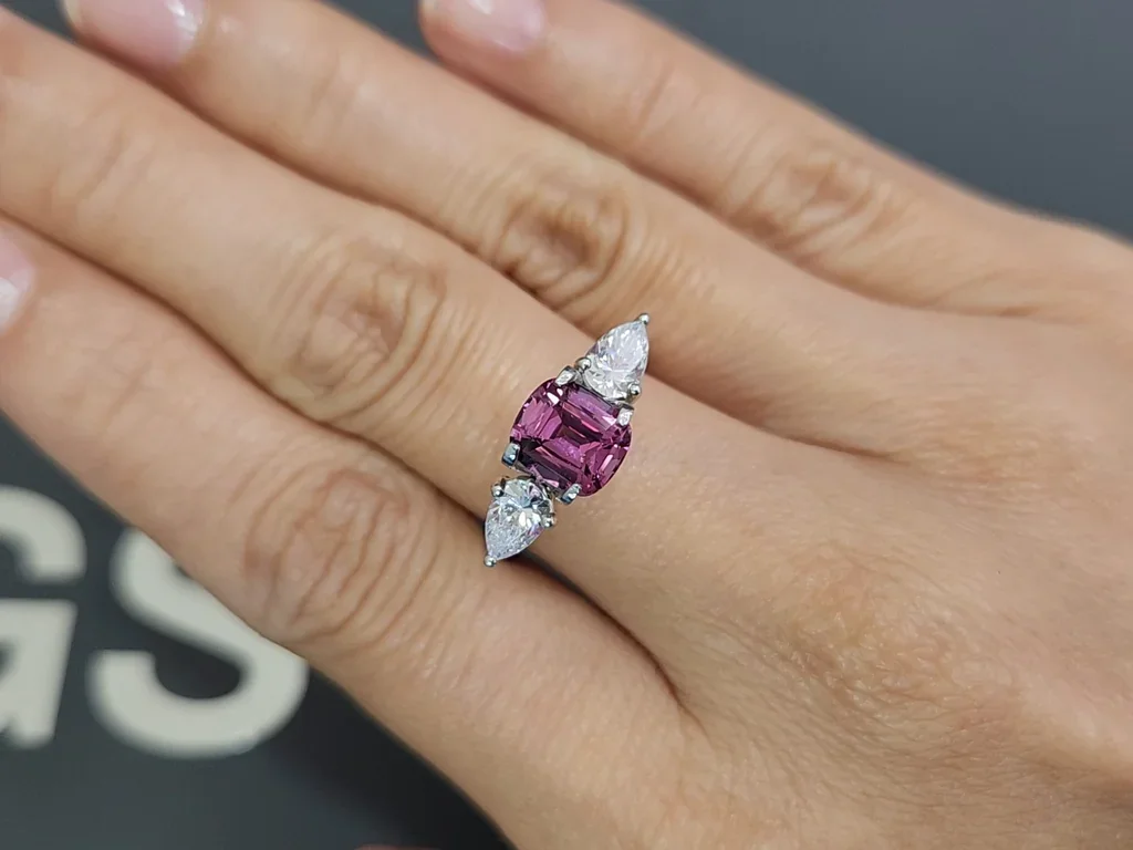 Granate rodolita de talla cojín 2,09 carats, de Tanzania Image №5