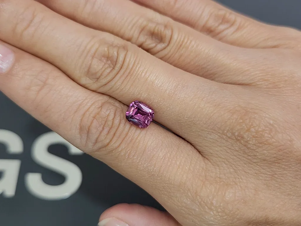 Granate rodolita de talla cojín 2,09 carats, de Tanzania Image №2