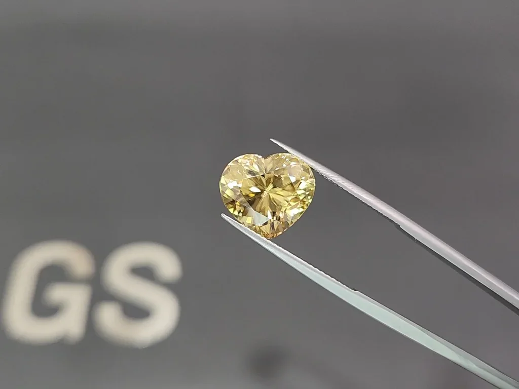 Circón amarillo talla corazón de 10,54 quilates, Tanzania Image №3