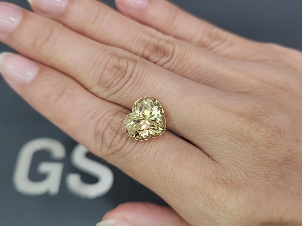 Circón amarillo talla corazón de 10,54 quilates, Tanzania Image №2