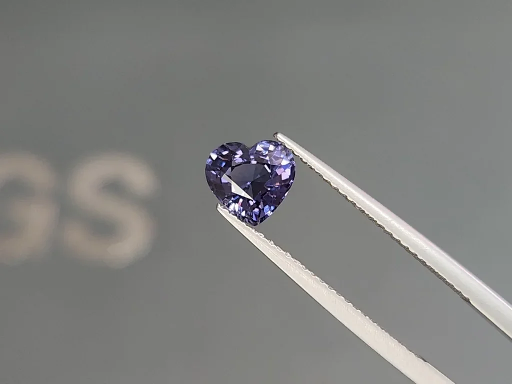 Espinela púrpura con corte de corazón 1.56 carats, de Tanzania Image №3