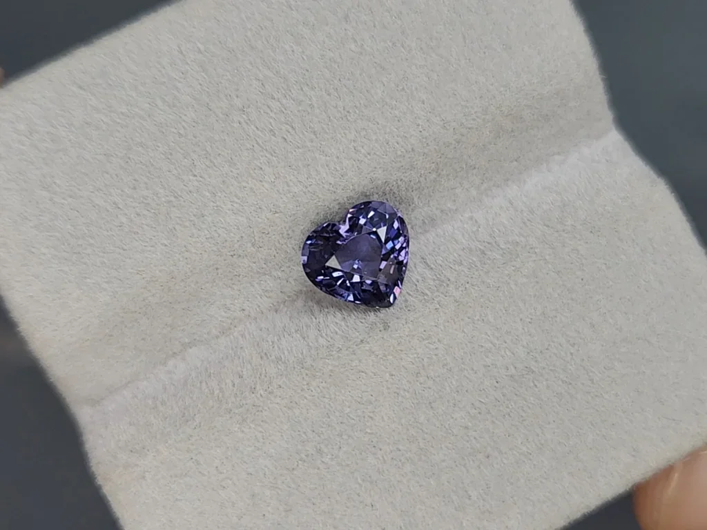 Espinela púrpura con corte de corazón 1.56 carats, de Tanzania Image №4