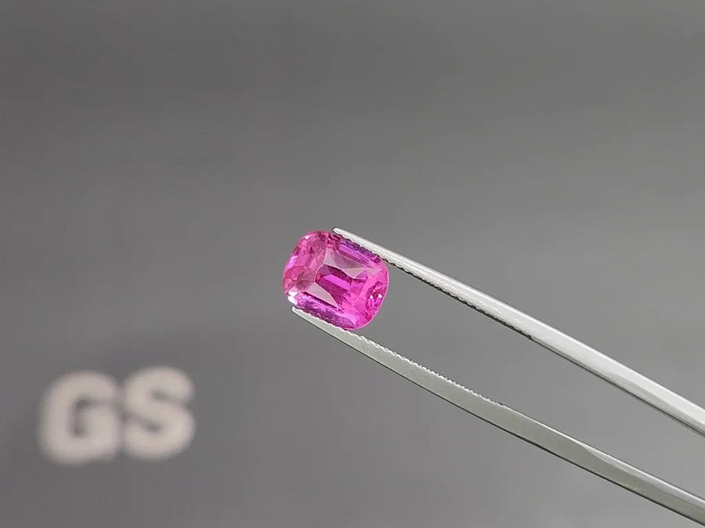 Unheated pink sapphire cushion cut 4.01 carats, Madagascar  Image №3
