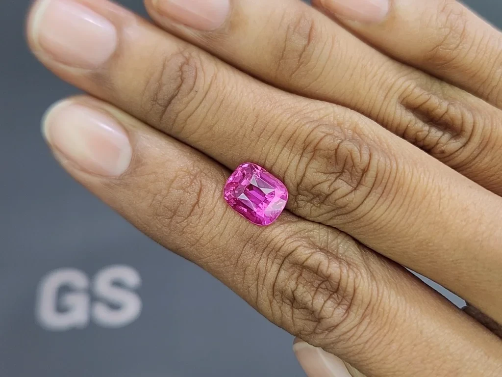Unheated pink sapphire cushion cut 4.01 carats, Madagascar  Image №2