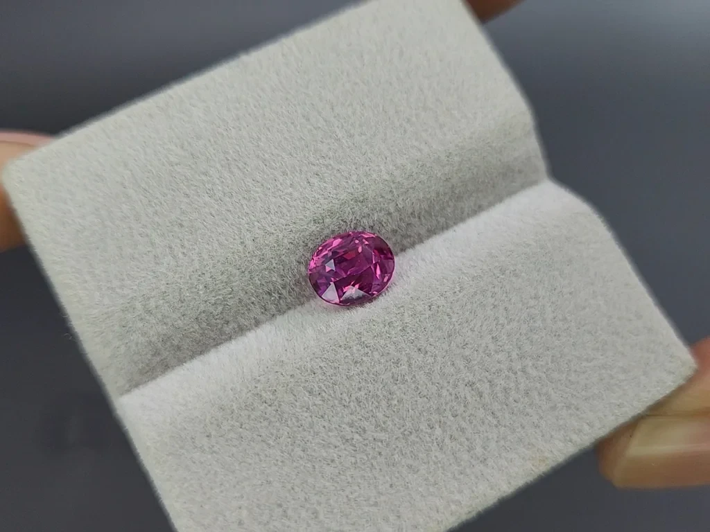 Saphir ovaler, leuchtend pinkfarbener 1,53 karat, Sri Lanka Image №4