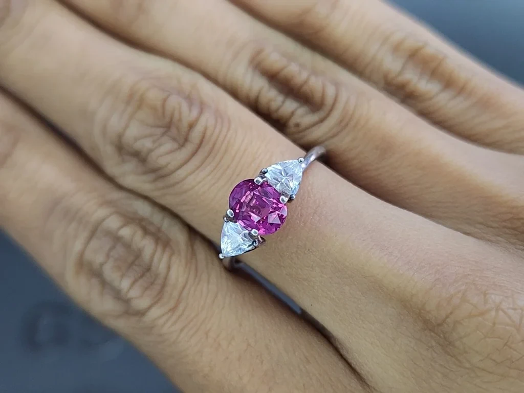 Saphir ovaler, leuchtend pinkfarbener 1,53 karat, Sri Lanka Image №5