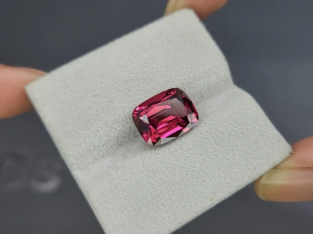 Garnet  rhodolite cushion cut 7.90 carats, Madagascar Image №4