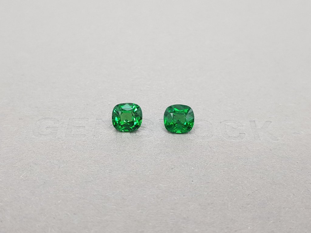 Pair of green cushion cut tsavorite garnets 2.35 ct Image №1