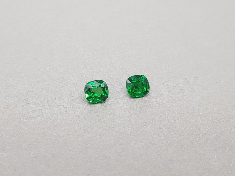 Pair of green cushion-cut tsavorite garnets 2.35 ct Image №2