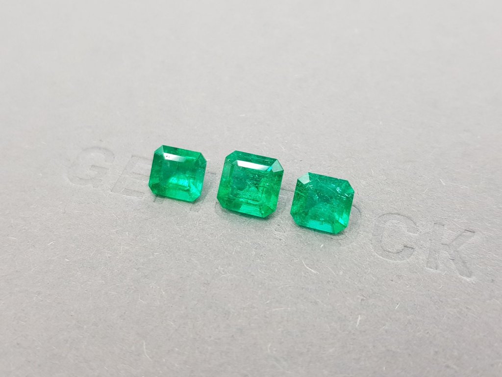 Set of three Colombian emeralds 3.50 carats, Vivid Green Image №3