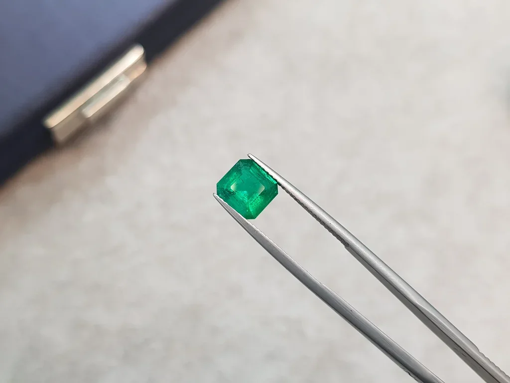 Émeraude colombienne Muzo Green 1,70 ct Image №3