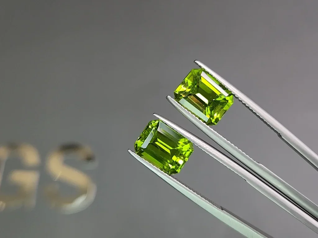 Par de peridotos de Birmania, talla octágono de 7,70 quilates  Image №3