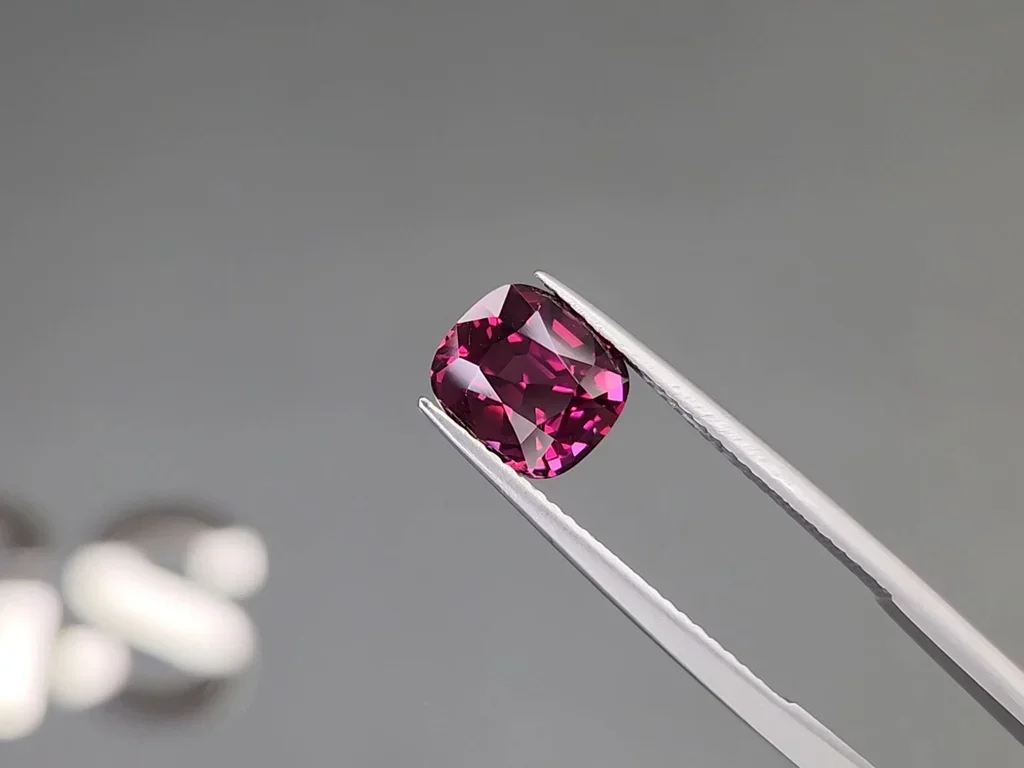 Grenat rhodolite en serti coussin 3,23 carats, Tanzanie Image №3