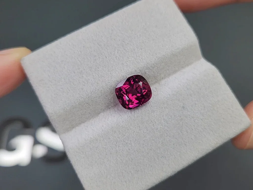 Grenat rhodolite en serti coussin 3,23 carats, Tanzanie Image №4