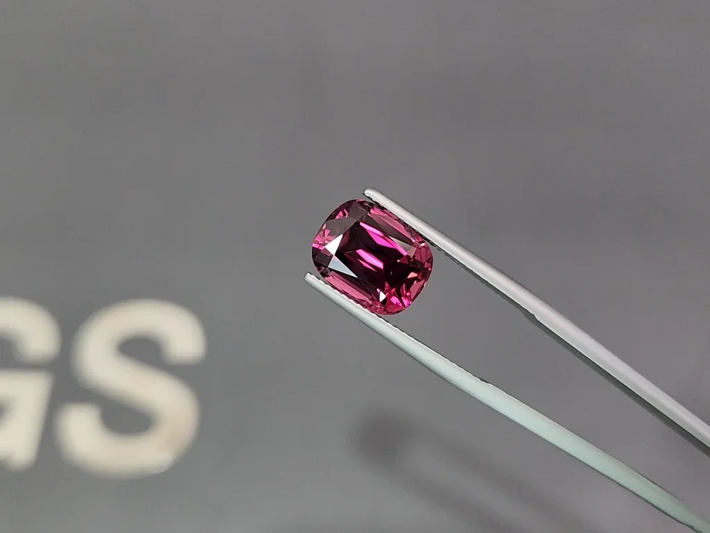 Granate rodolita de talla cojín 6.82 carats, de Tanzania Image №3