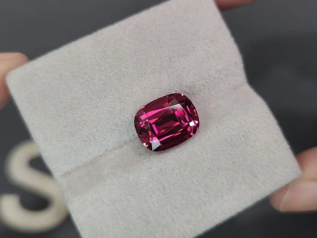 Granate rodolita de talla cojín 6.82 carats, de Tanzania Image №4