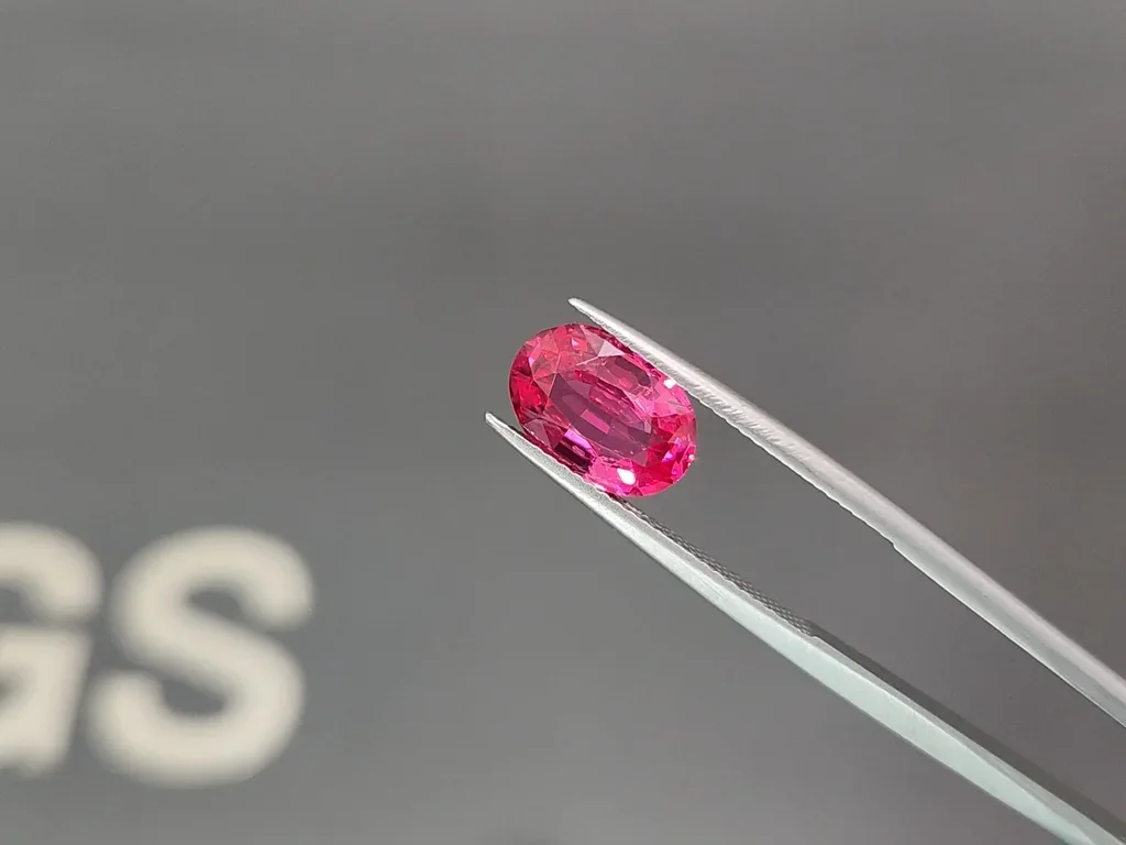 Mahenge spinell leuchtend rosa im ovalschliff 2,61 carats, Tansania Image №3