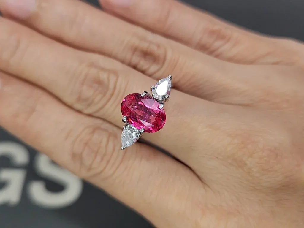 Mahenge spinell leuchtend rosa im ovalschliff 2,61 carats, Tansania Image №5