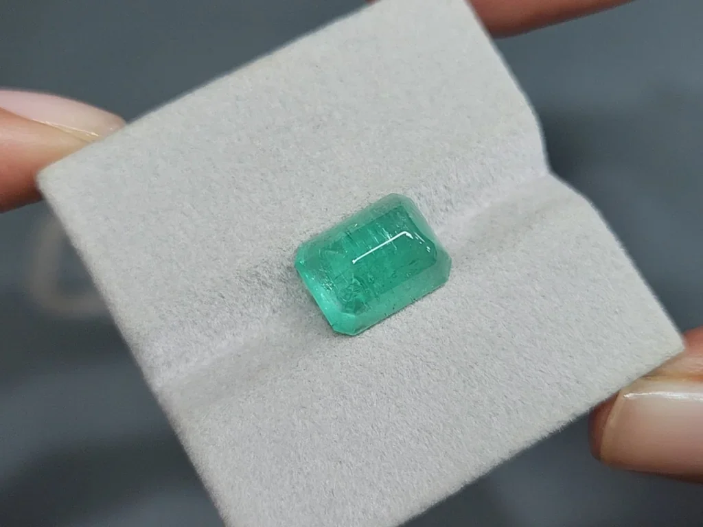 Émeraude taille pain de sucre 6,64 carats, Russie Image №4