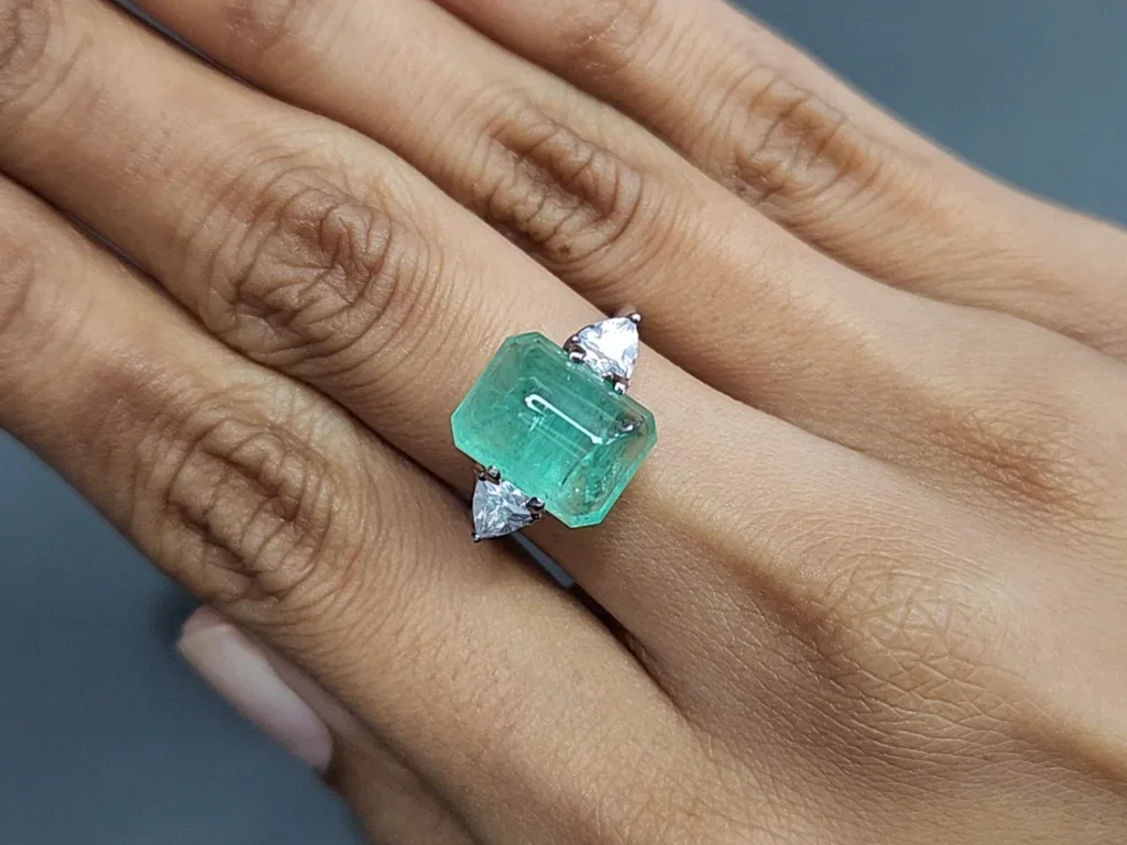 Émeraude taille pain de sucre 6,64 carats, Russie Image №5