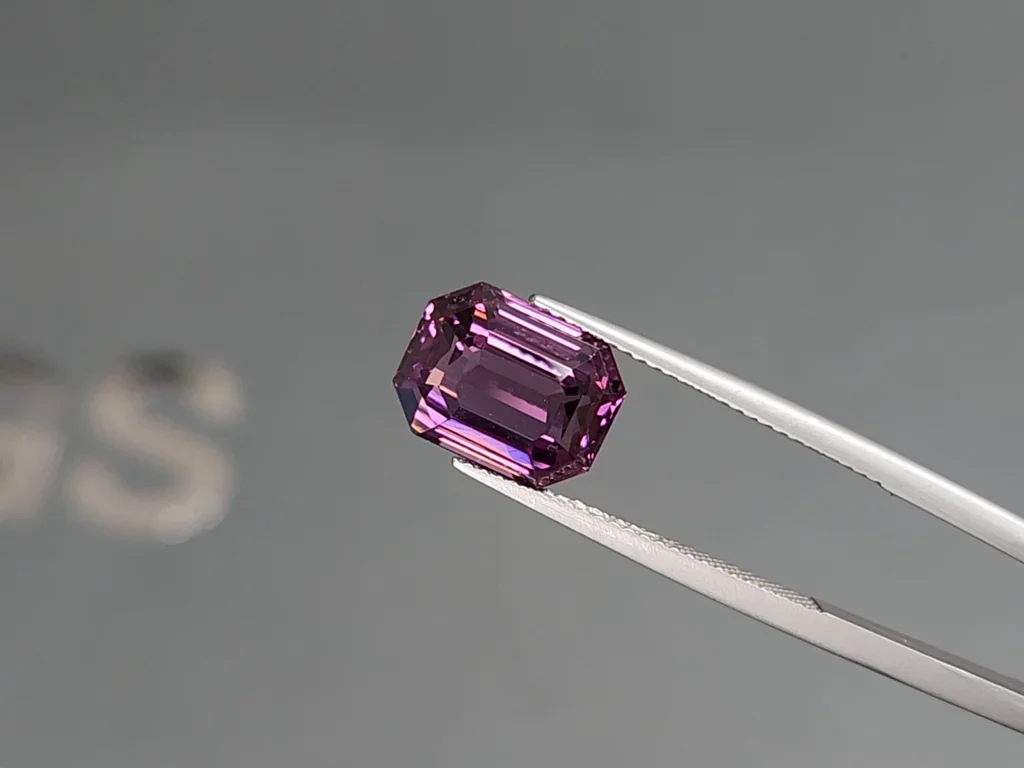 Espinela púrpura de talla octogonal de 6,05 quilates, Birmania Image №3