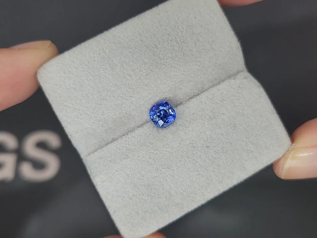 Saphir bleu royal taille coussin de 0,92 carat, Sri Lanka  Image №4