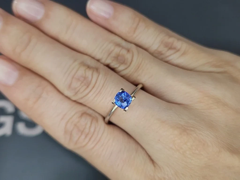 Saphir bleu royal taille coussin de 0,92 carat, Sri Lanka  Image №5