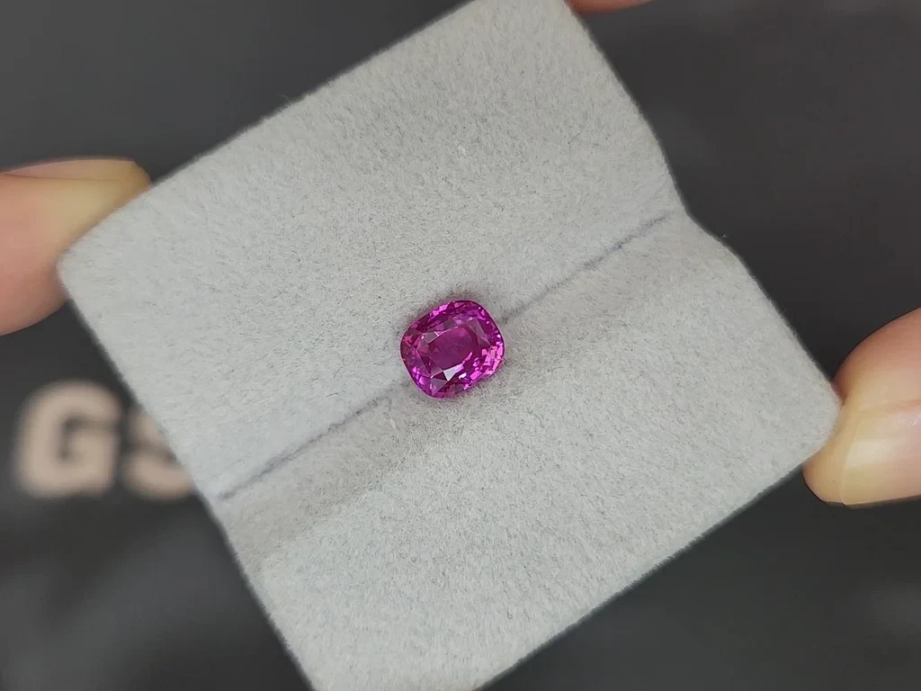 Saphir rose vif non chauffé de 2,02 carats, taille coussin, du Sri Lanka   Image №4