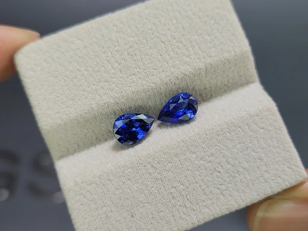 Pair of sapphires Royal Blue pear shaped  2.83 carats, Sri Lanka Image №4
