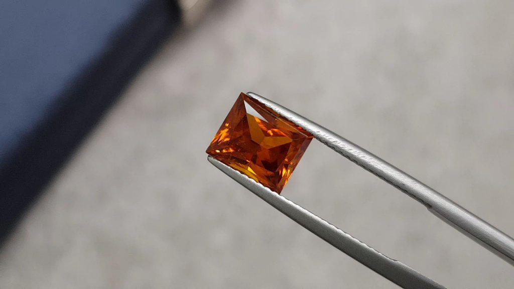 Rare clinohumite orange vif taille baguette 2,87 carats, Afghanistan Image №3