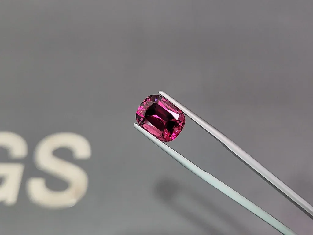 Granate rodolita de talla cojín 6.69 carats, de Tanzania Image №3