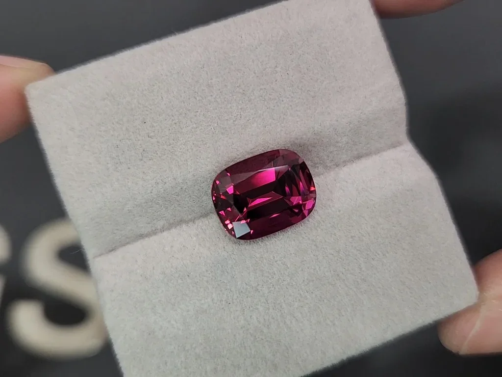 Granate rodolita de talla cojín 6.69 carats, de Tanzania Image №4