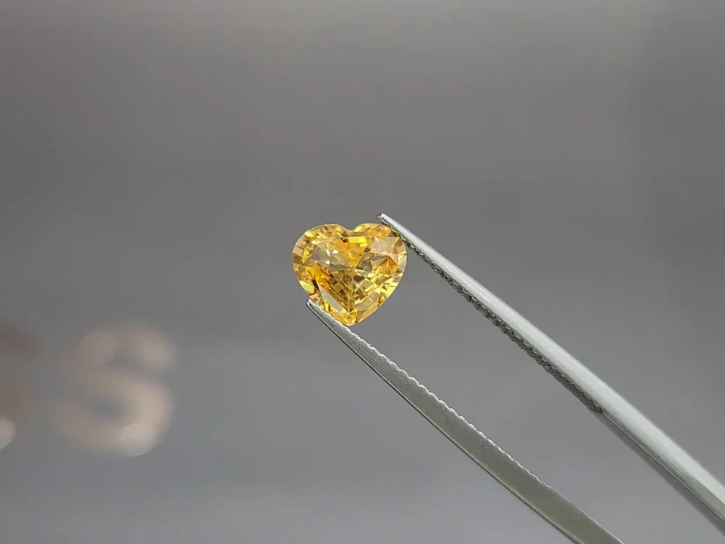 Saphir Vivid Yellow  jaune taille cœur 1,53 carat, Sri Lanka Image №3