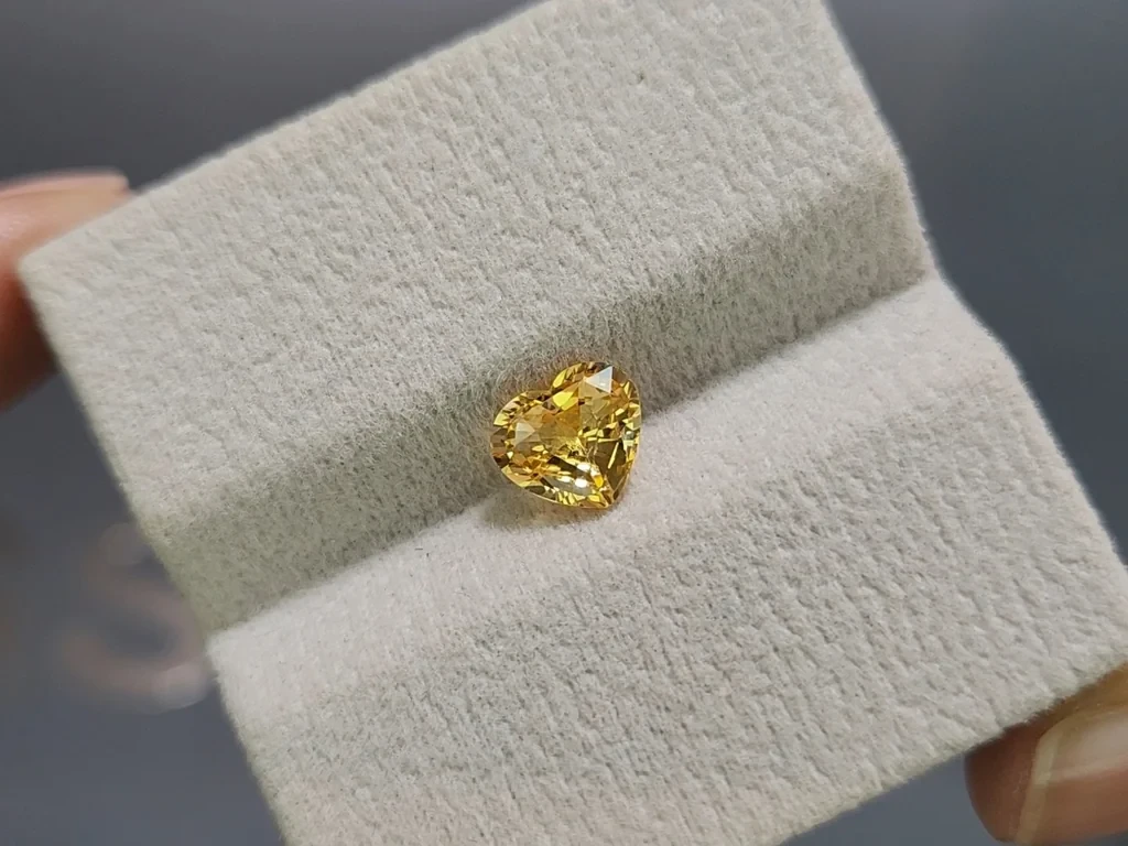 Saphir Vivid Yellow  jaune taille cœur 1,53 carat, Sri Lanka Image №4