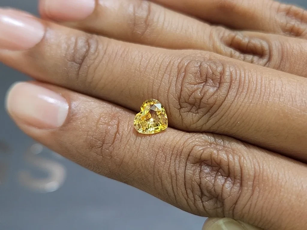 Saphir Vivid Yellow  jaune taille cœur 1,53 carat, Sri Lanka Image №2