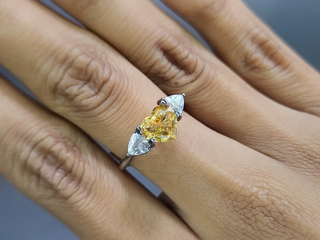 Saphir Vivid Yellow  jaune taille cœur 1,53 carat, Sri Lanka Image №5