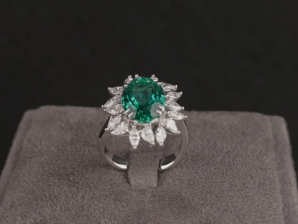Ring with 4.45-carat Brazilian emerald and diamonds, set in 900 platinum Image №2