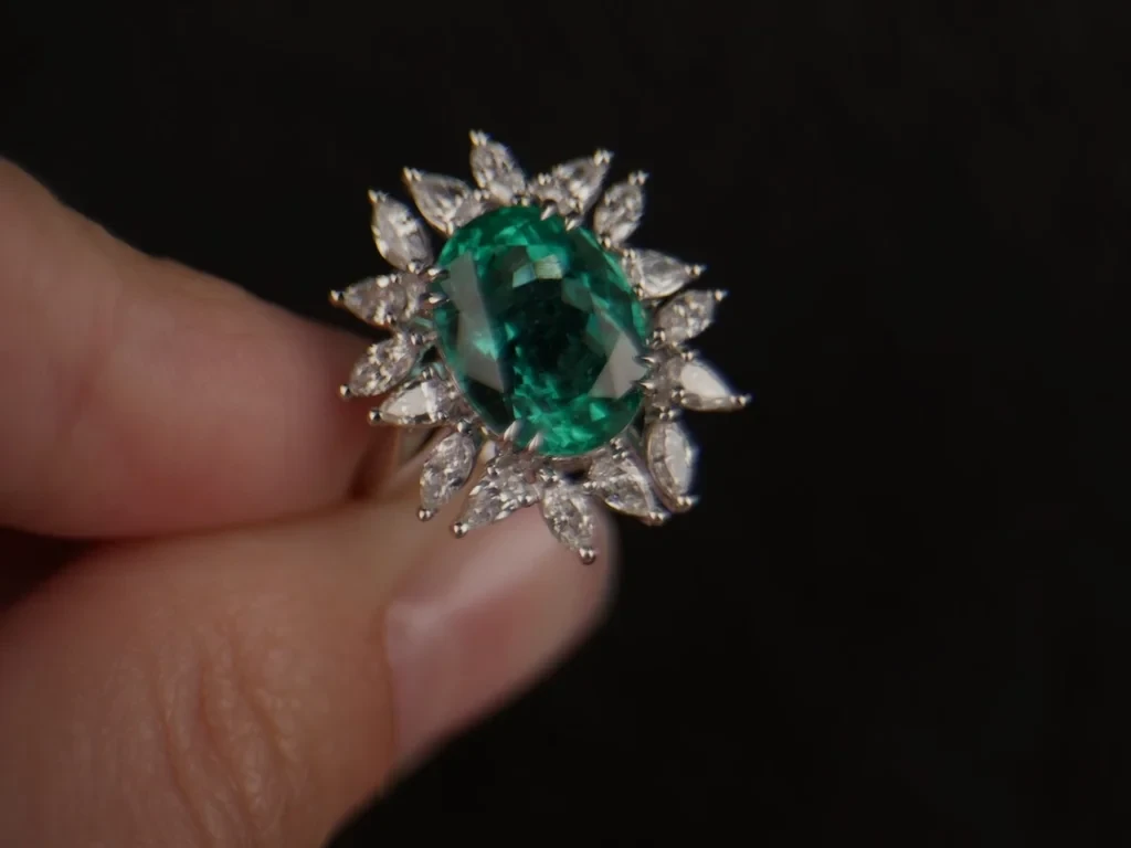 Ring with 4.45-carat Brazilian emerald and diamonds, set in 900 platinum Image №3