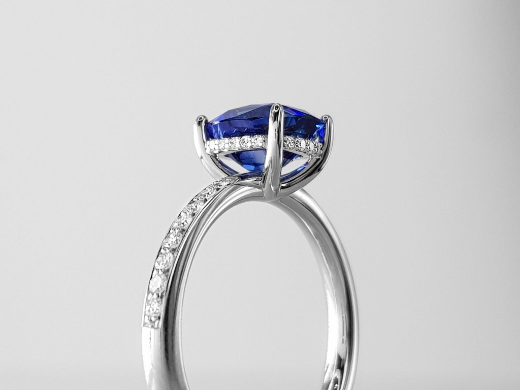 Ring with Cornflower blue sapphire 2.07 ct  and diamonds in 18K white gold Image №4