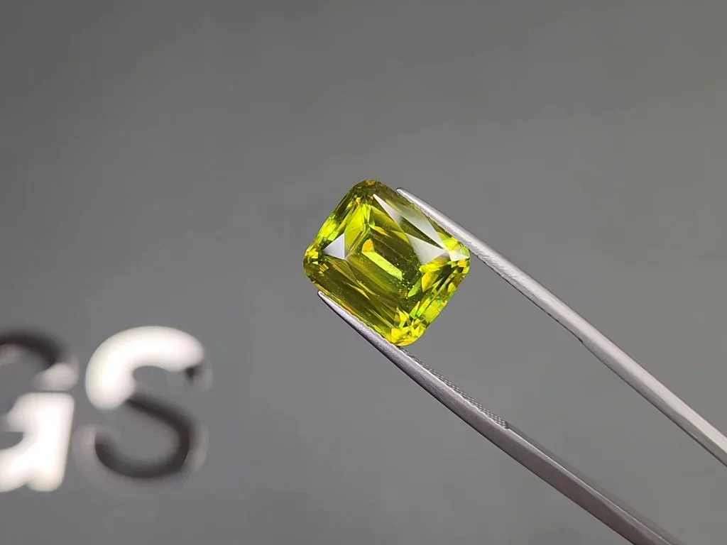 Yellow green sphene in cushion cut 9.60 carats Image №3