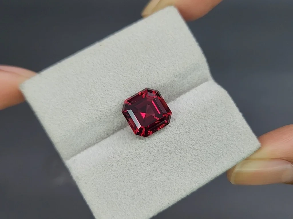 Rhodolite garnet radiant cut 5.79 carats, Madagascar Image №4