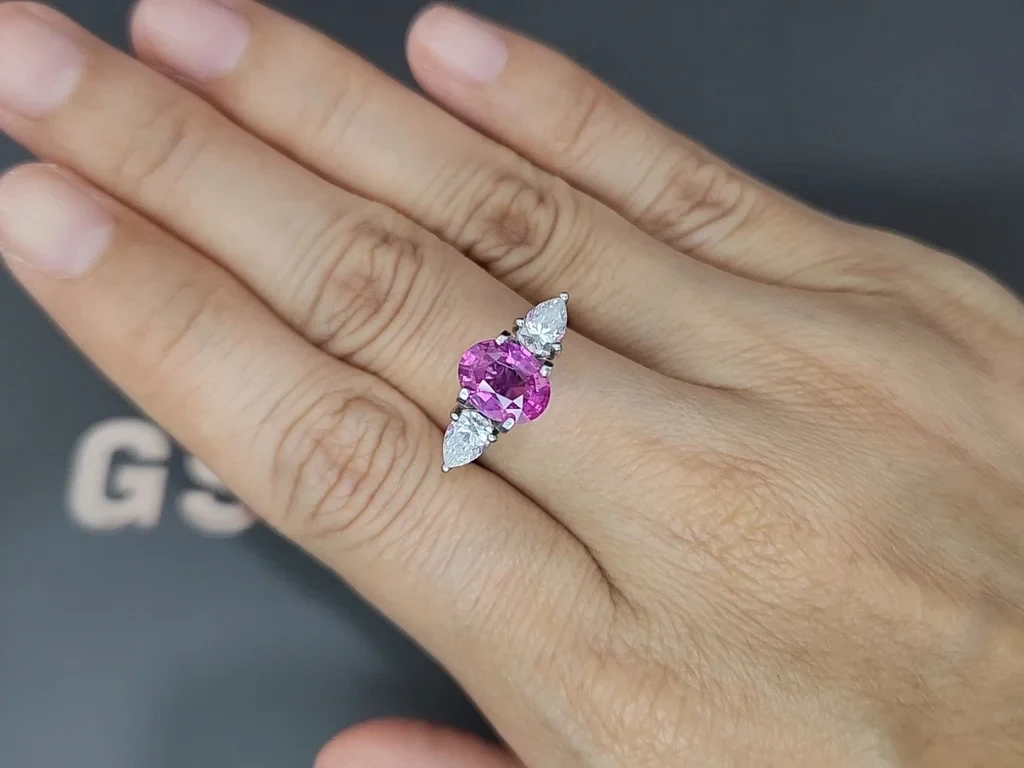 Ovaler, leuchtend pinkfarbener saphir 1,98 karat, Sri Lanka Image №5