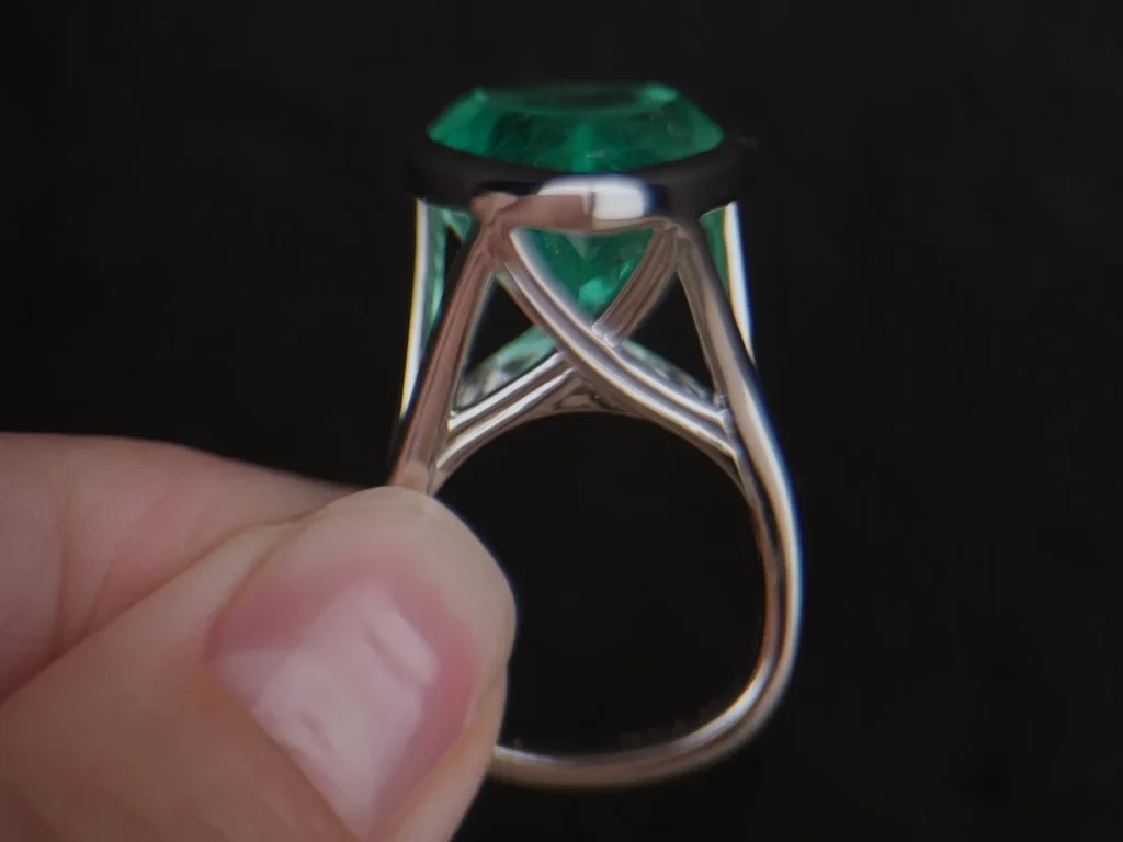Ring with 14.99 ct Colombian emerald and diamonds, set in 900 platinum Image №5