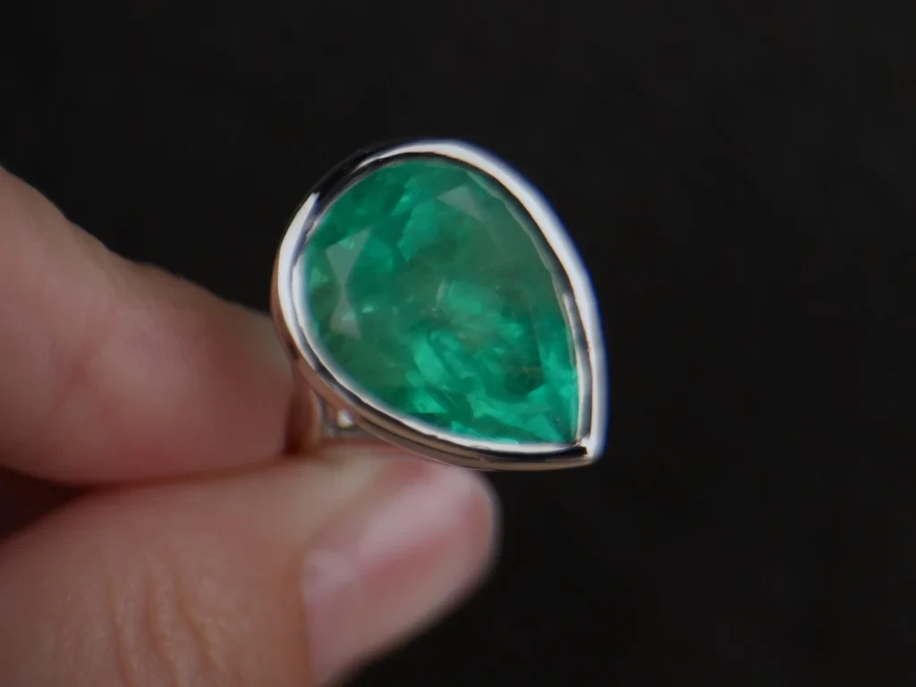 Ring with 14.99 ct Colombian emerald and diamonds, set in 900 platinum Image №4